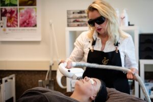IPL behandeling tegen acne bij Beautysalon Hilberma Beilen voor een zuivere huid en vermindering van acne en roodheid.