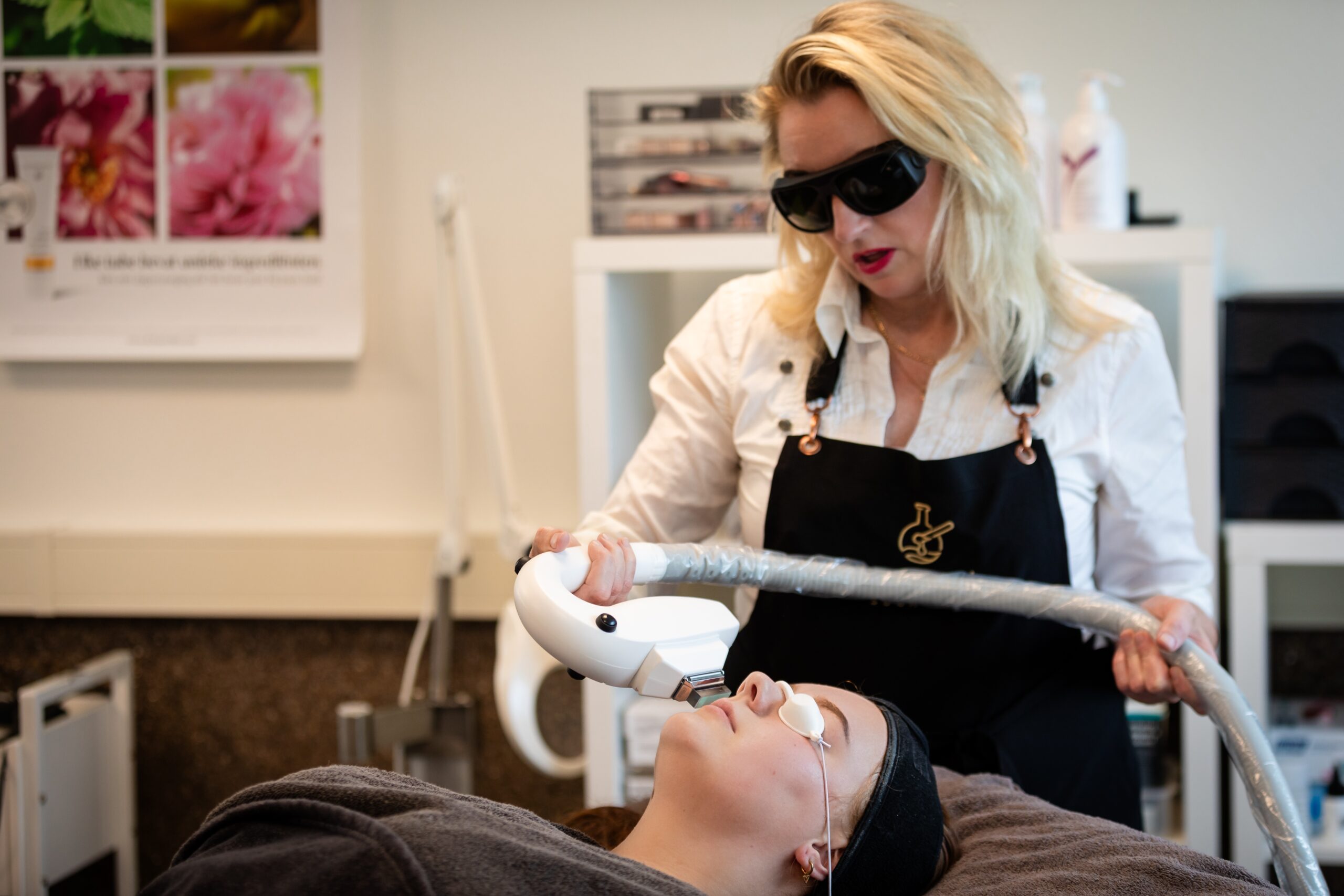 IPL behandeling tegen acne bij Beautysalon Hilberma Beilen voor een zuivere huid en vermindering van acne en roodheid.
